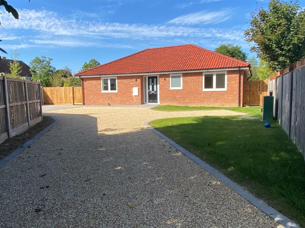 2 bedroom detached bungalow for sale in Maldon Road, BurnhamOnCrouch, CM0