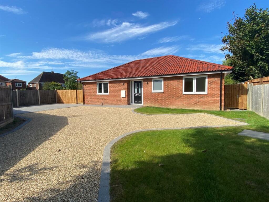 2 bedroom detached bungalow for sale in Maldon Road, BurnhamOnCrouch, CM0