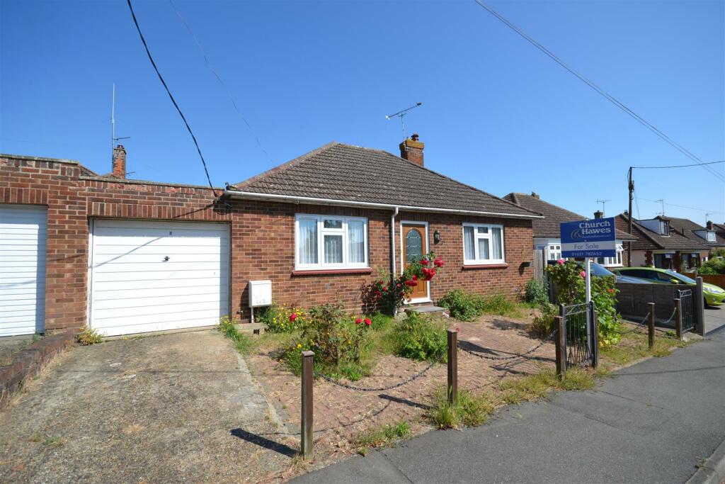 2 bedroom bungalow for sale in Fernlea Road, BurnhamOnCrouch, CM0