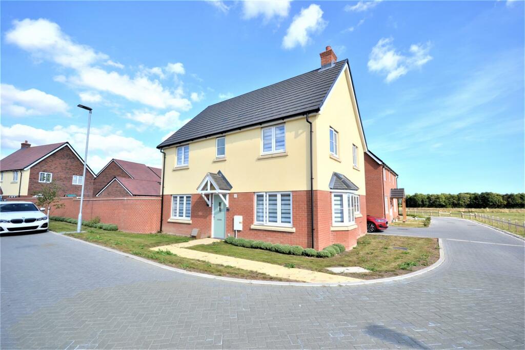 4 bedroom detached house for sale in Bramley Avenue, BurnhamOnCrouch, CM0