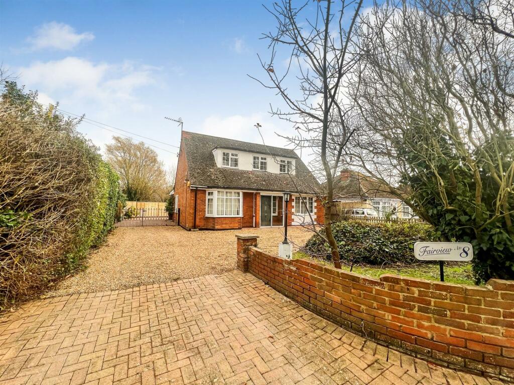 4 bedroom detached house for sale in Kings Road, Southminster, CM0