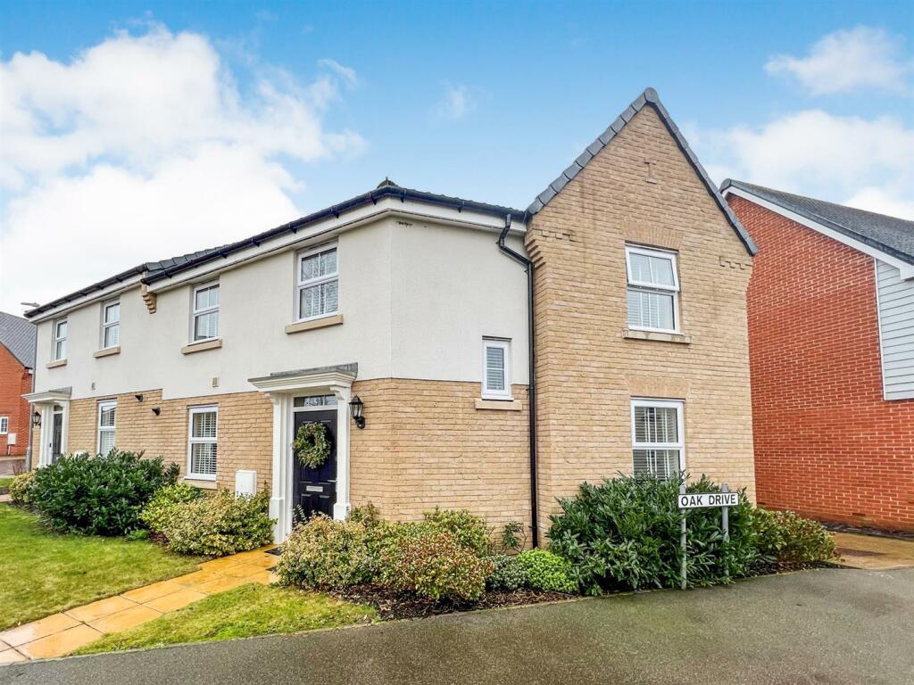 3 bedroom semidetached house for sale in Oak Drive, Southminster, CM0