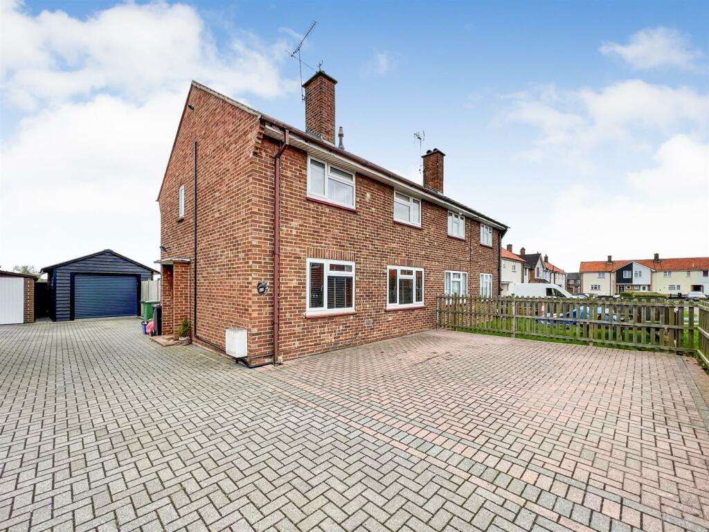 3 bedroom semidetached house for sale in Lawlinge Road, Latchingdon, CM3