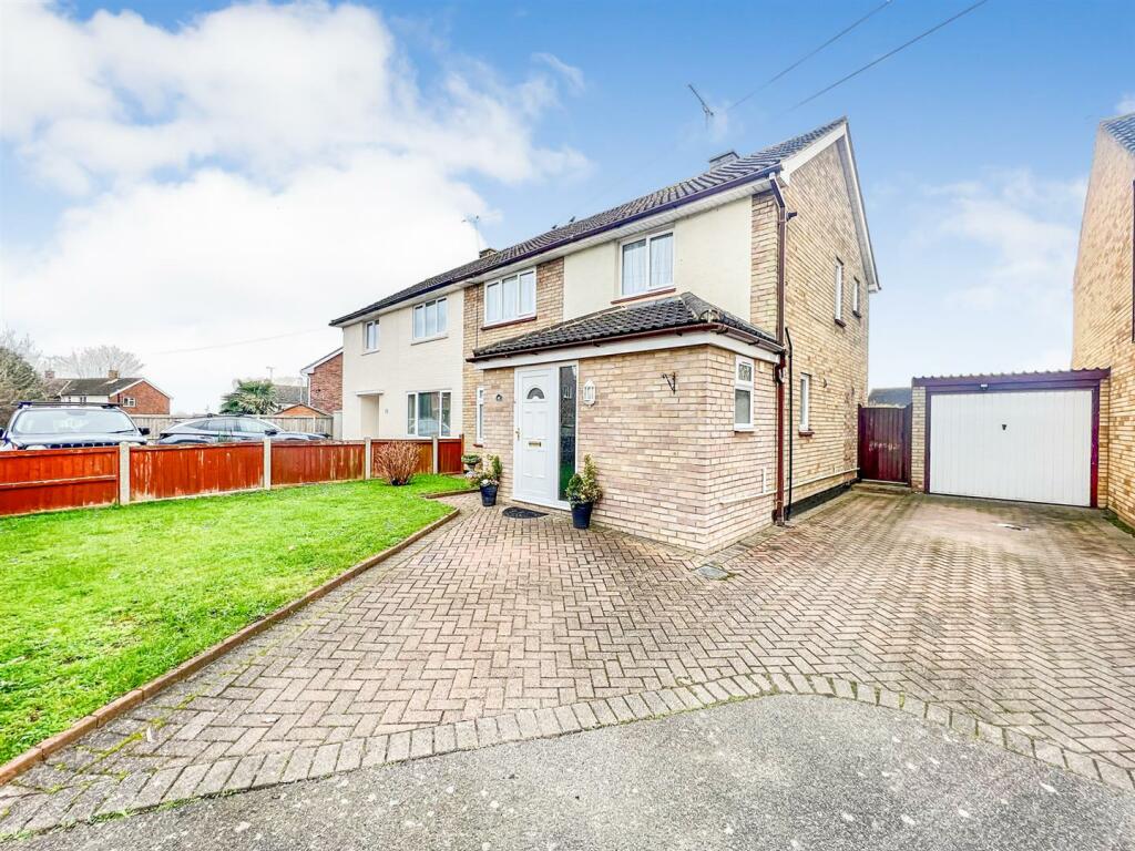 3 bedroom semidetached house for sale in New Moor Crescent