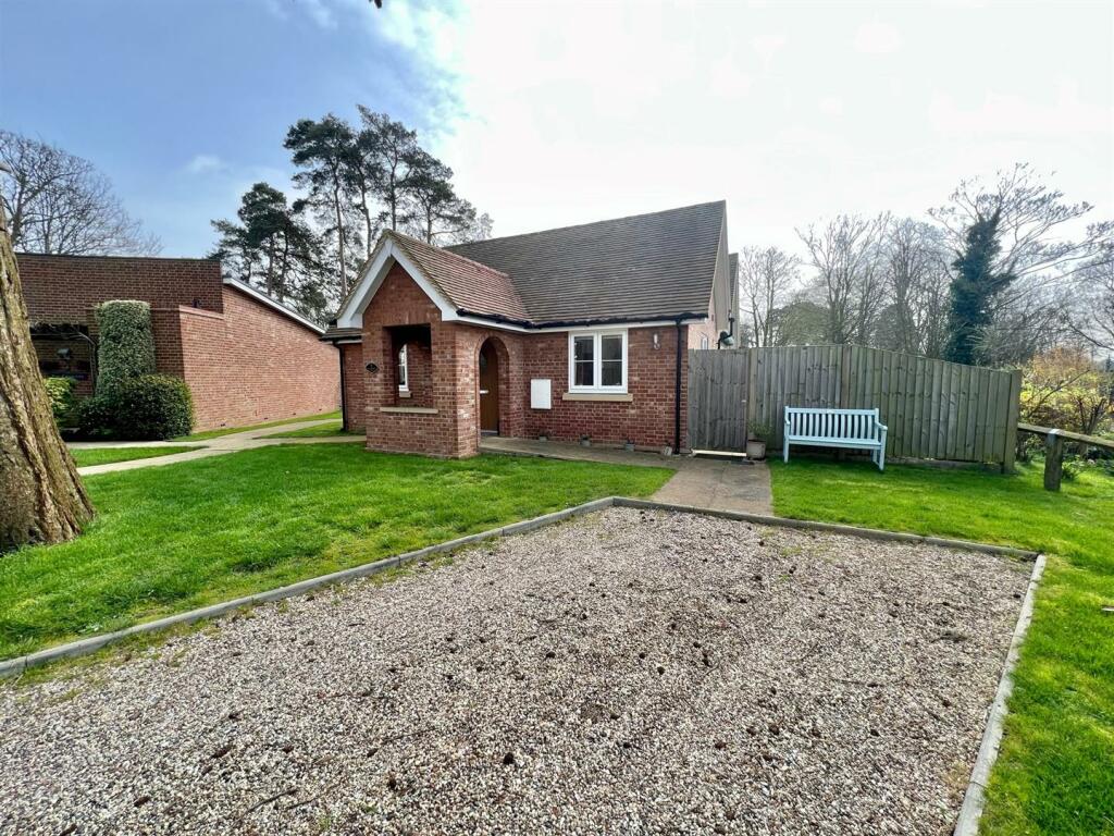 2 bedroom detached bungalow for sale in Downhall Road, BradwellOnSea