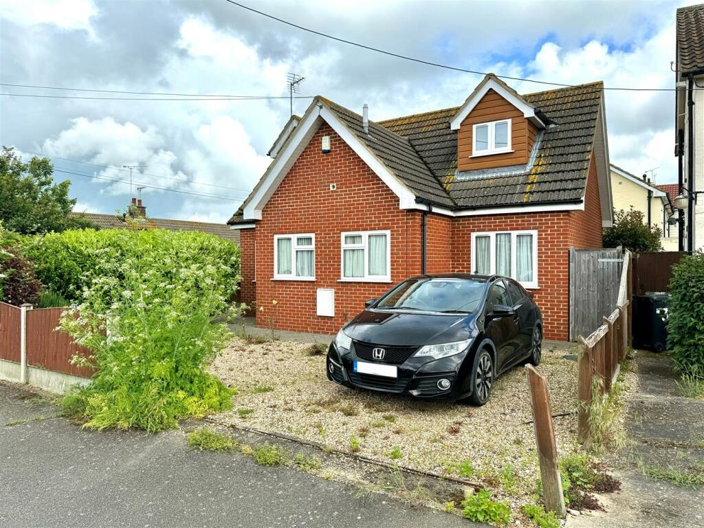 2 bedroom detached house for sale in Normandy Avenue, BurnhamonCrouch