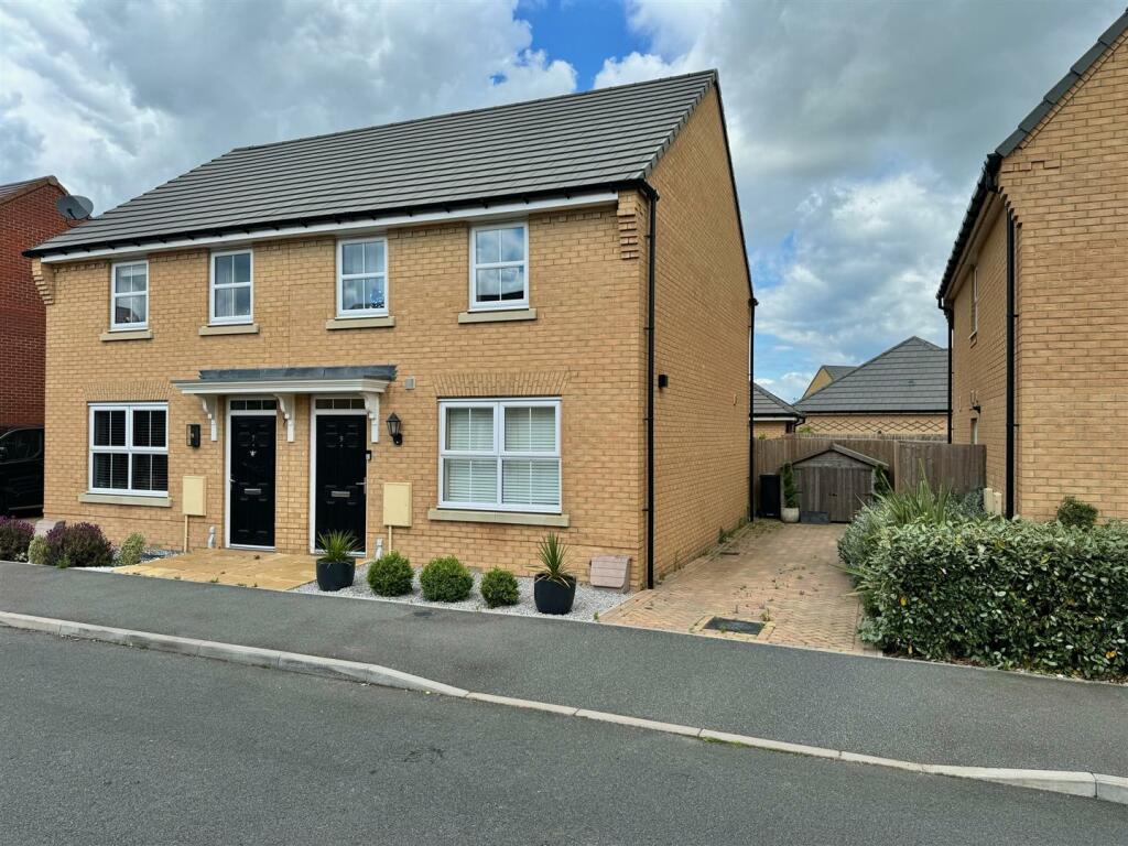 3 bedroom semidetached house for sale in Hare Grove, Southminster, CM0