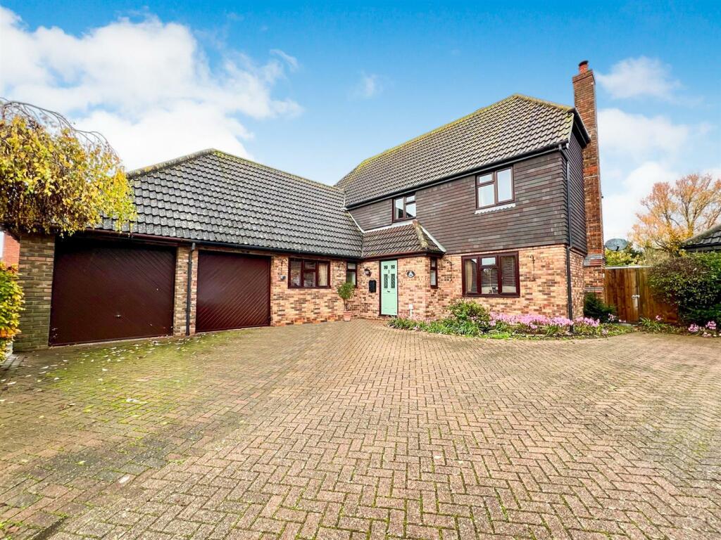 5 bedroom detached house