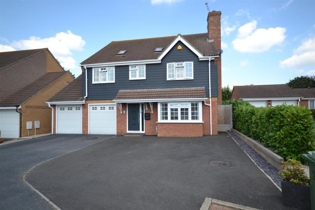 6 bedroom detached house for sale in Beauchamps, BurnhamOnCrouch, CM0