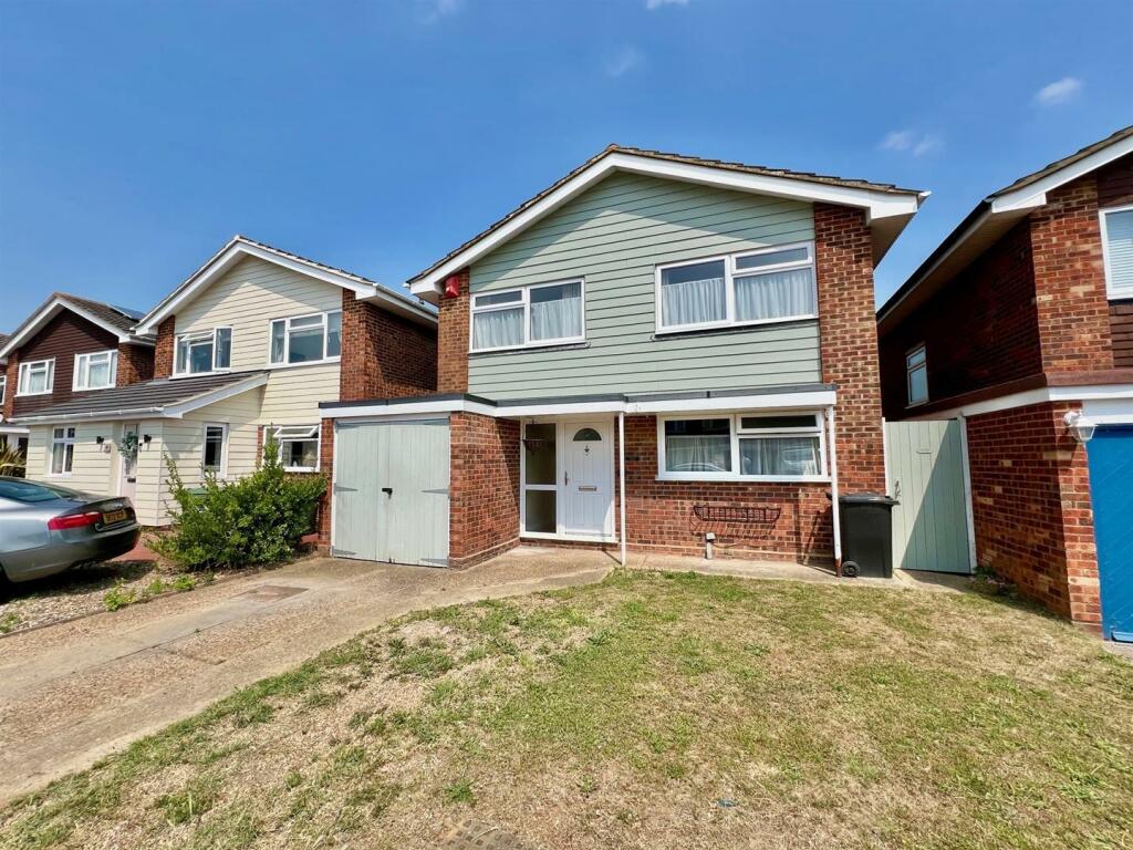 4 bedroom detached house for sale in Maple Way, BurnhamOnCrouch, CM0