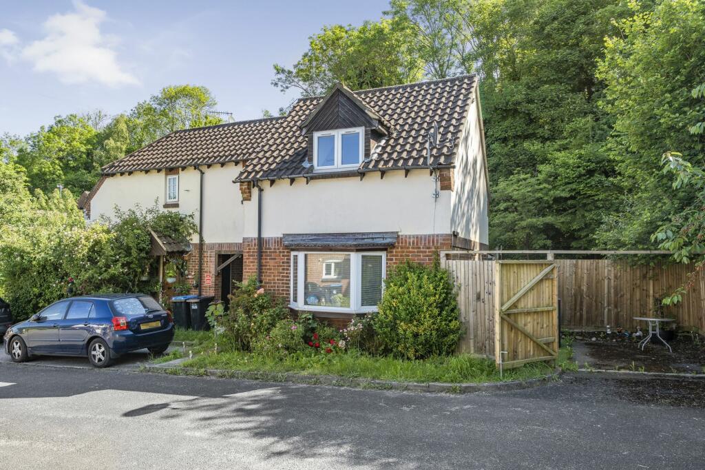 2 bedroom semidetached house for sale in Hill View, Whyteleafe, CR3