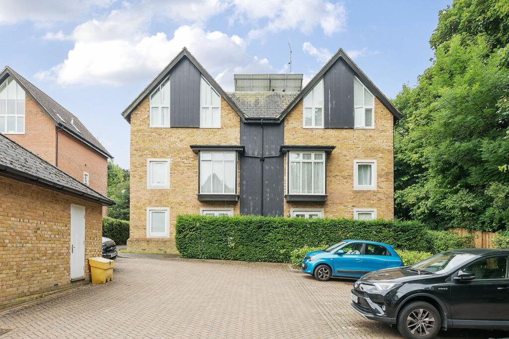 2 bedroom flat for sale in Roundburrow Close, Warlingham, CR6