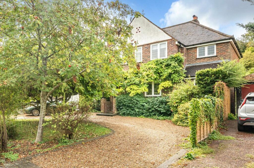 4 bedroom detached house for sale in Chaldon Way, Coulsdon, CR5