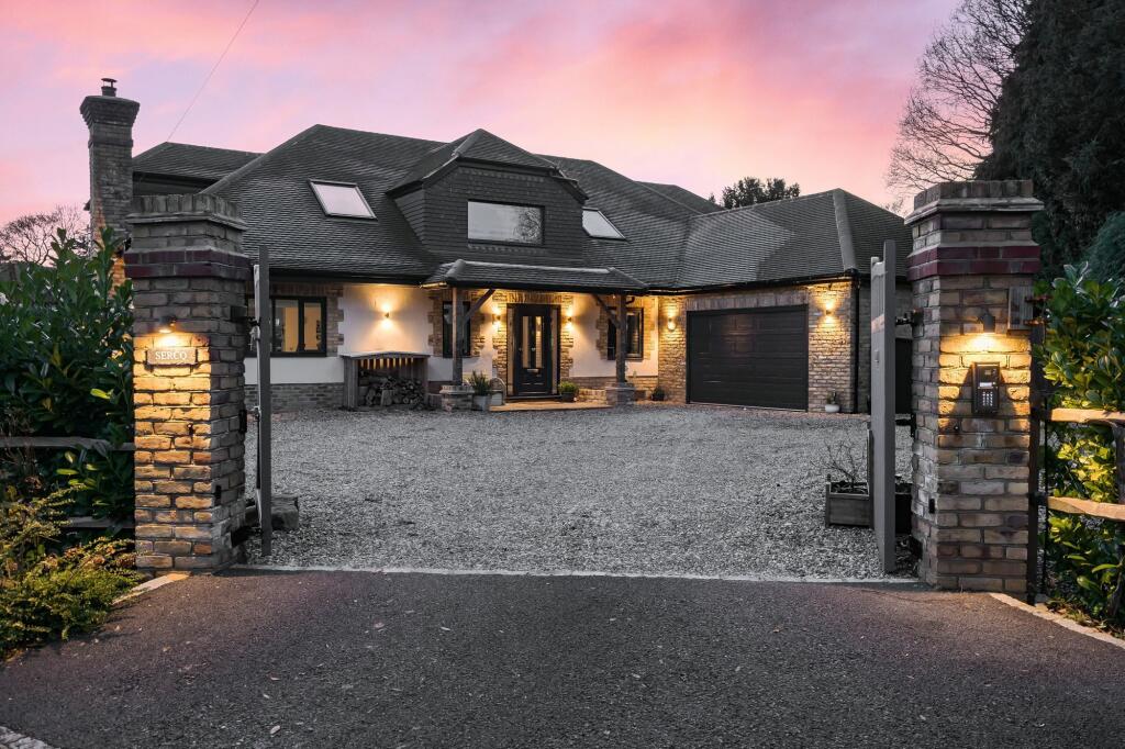 4 bedroom detached house for sale in Coulsdon Lane, Chipstead, CR5