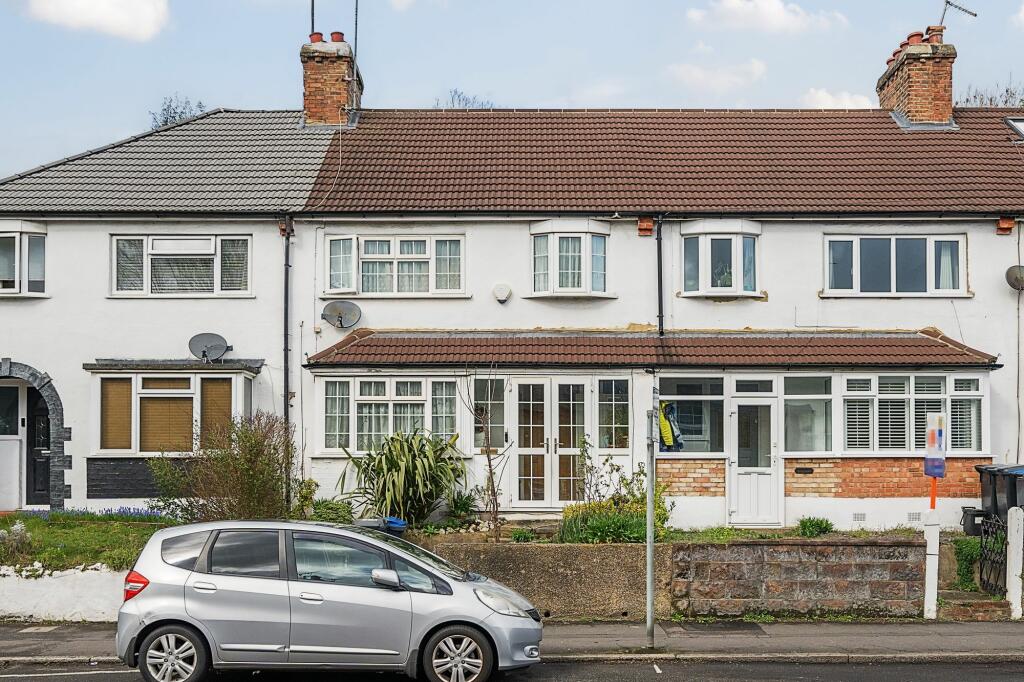 3 bedroom terraced house for sale in Chipstead Valley Road, Coulsdon, CR5