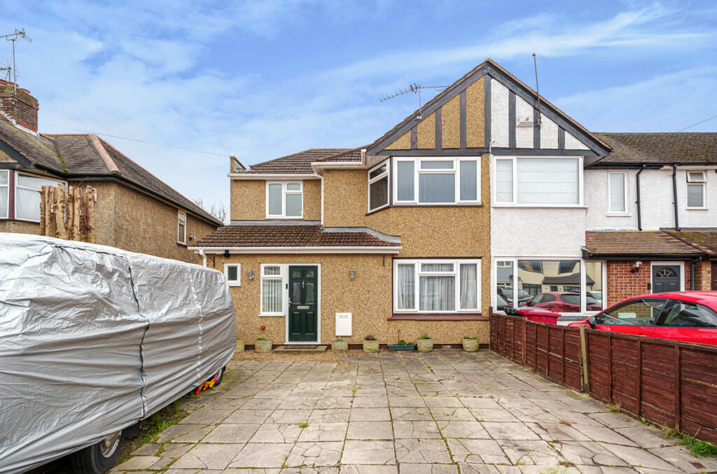 3 bedroom end of terrace house for sale in Mundesley Spur, Slough