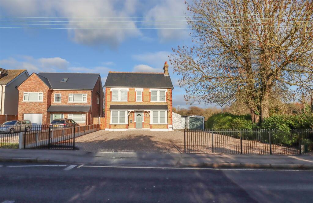 4 bedroom detached house for sale in London Road, Wickford, SS12