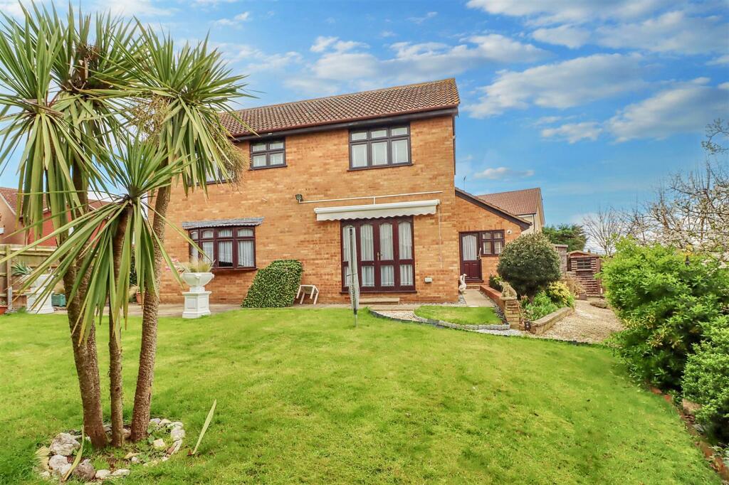 4 bedroom detached house for sale in Friern Place, Wickford, SS12