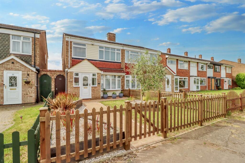 3 bedroom semidetached house for sale in Goodmayes Walk, Wickford, SS12