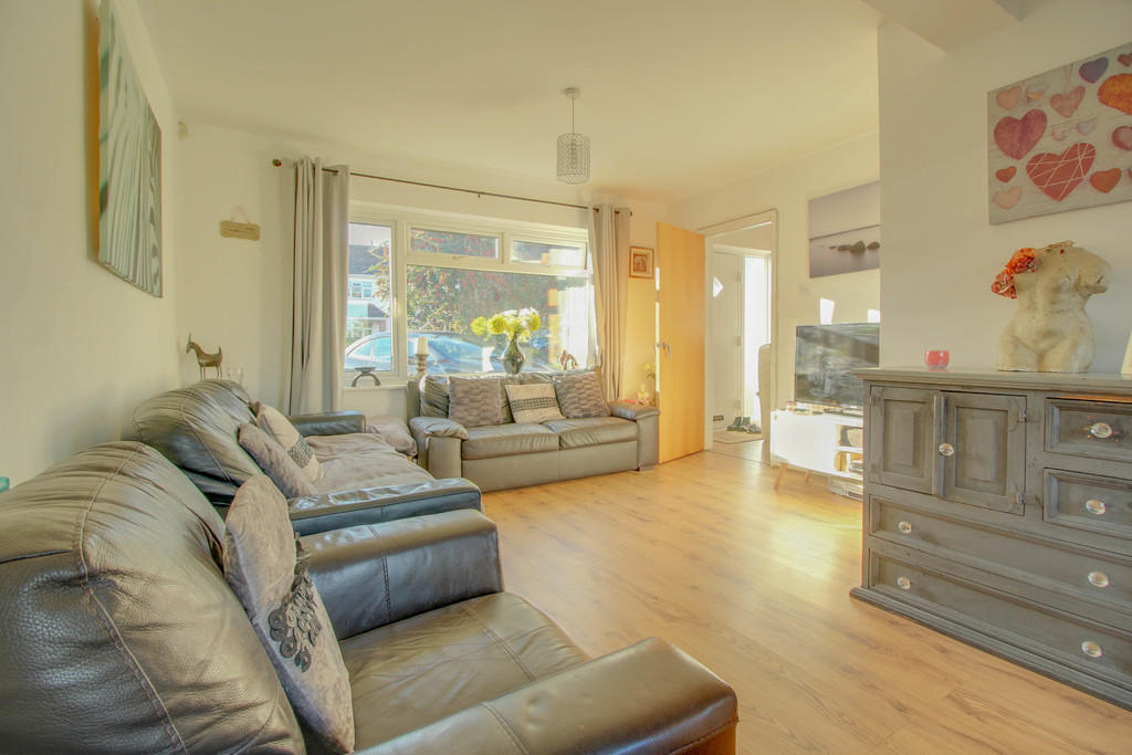 3 bedroom semidetached house for sale in Friern Gardens, Wickford, SS12