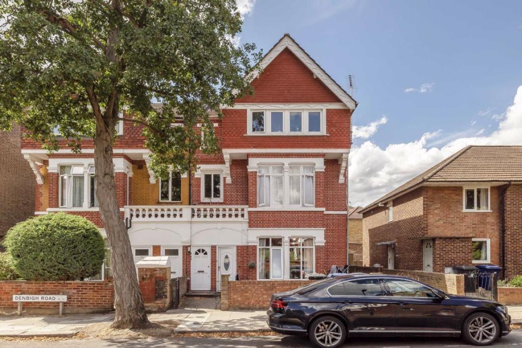 3 bedroom semidetached house for sale in Denbigh Road, Ealing, W13