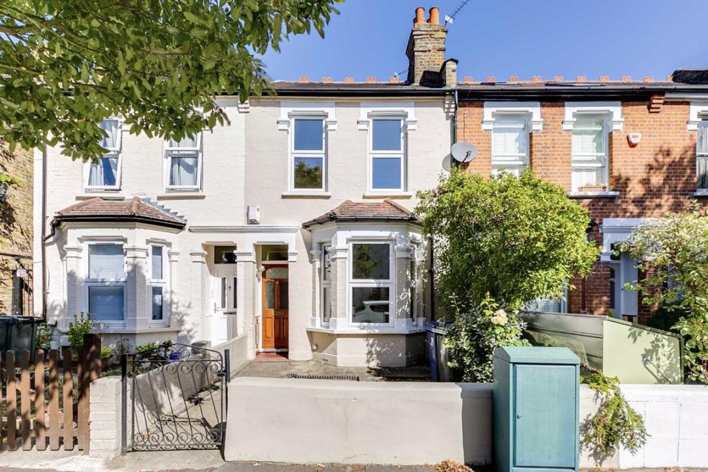 2 bedroom house for sale in Cranmer Avenue, West Ealing, W13