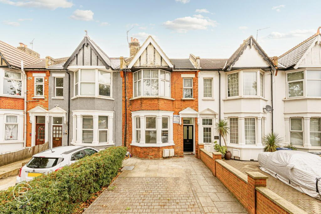 2 bedroom ground floor flat for sale in Uxbridge Road, London, W7