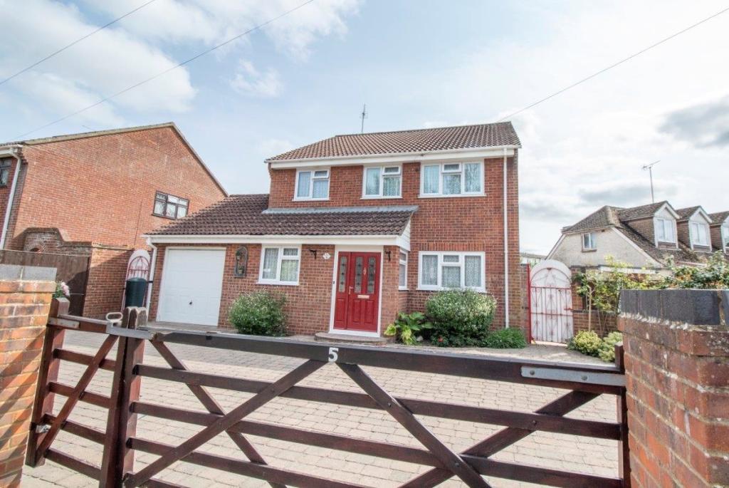 4 bedroom detached house for sale in Old Kempshott Lane, Basingstoke, RG22