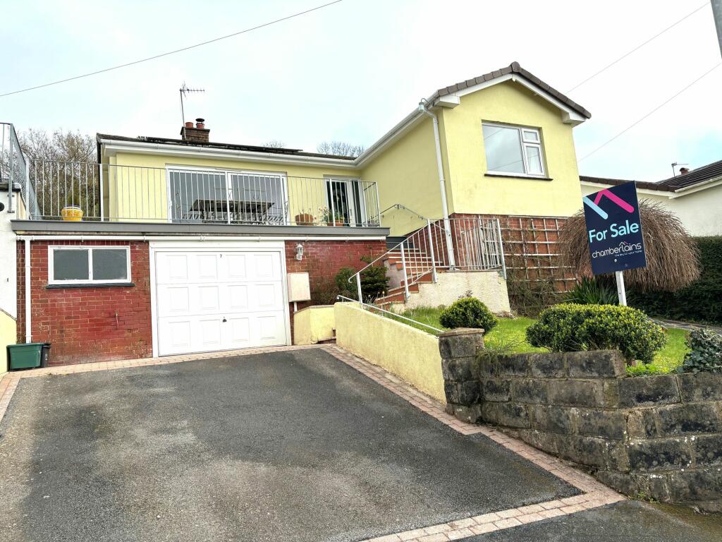 3 bedroom detached bungalow for sale in Avenue