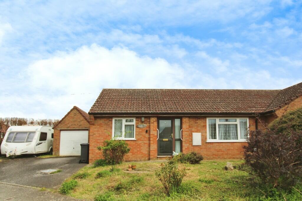 2 bedroom semidetached bungalow for sale in Hilltop Way, Salisbury, SP1