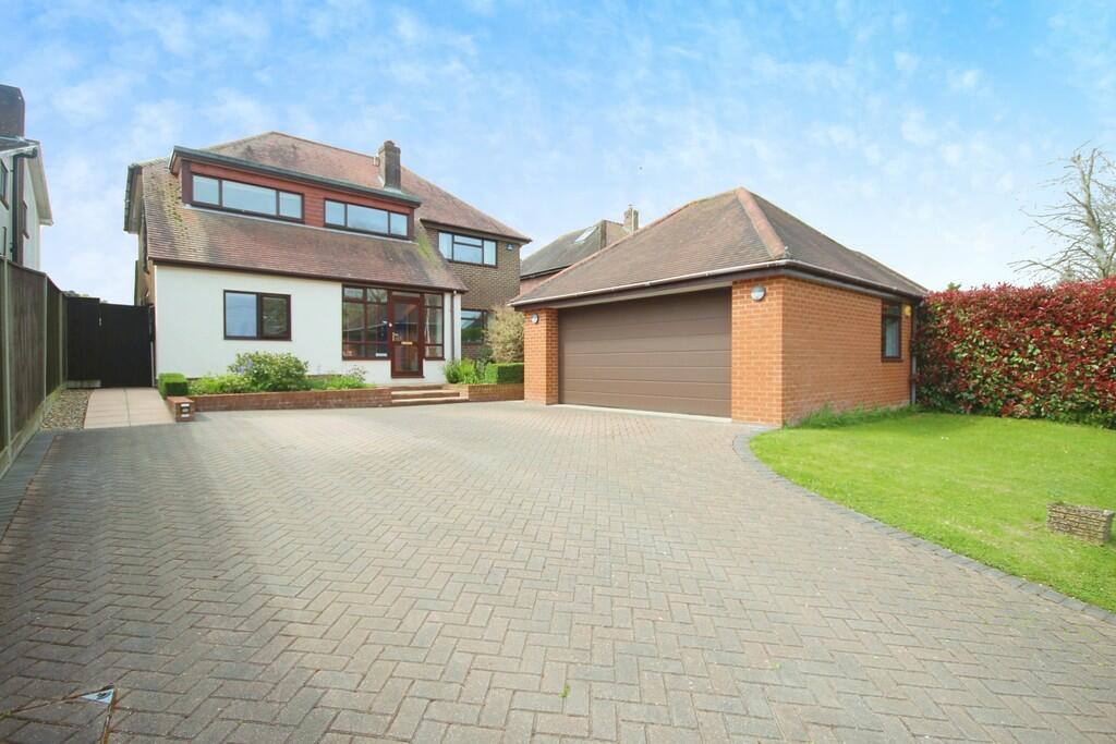 4 bedroom detached house for sale in Ringwood Road, Alderholt, SP6