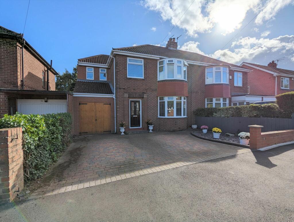 4 bedroom semidetached house for sale in Lyndhurst Avenue, Chester le