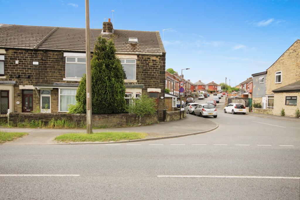 3 bedroom end of terrace house for sale in Bawtry Road, Bramley