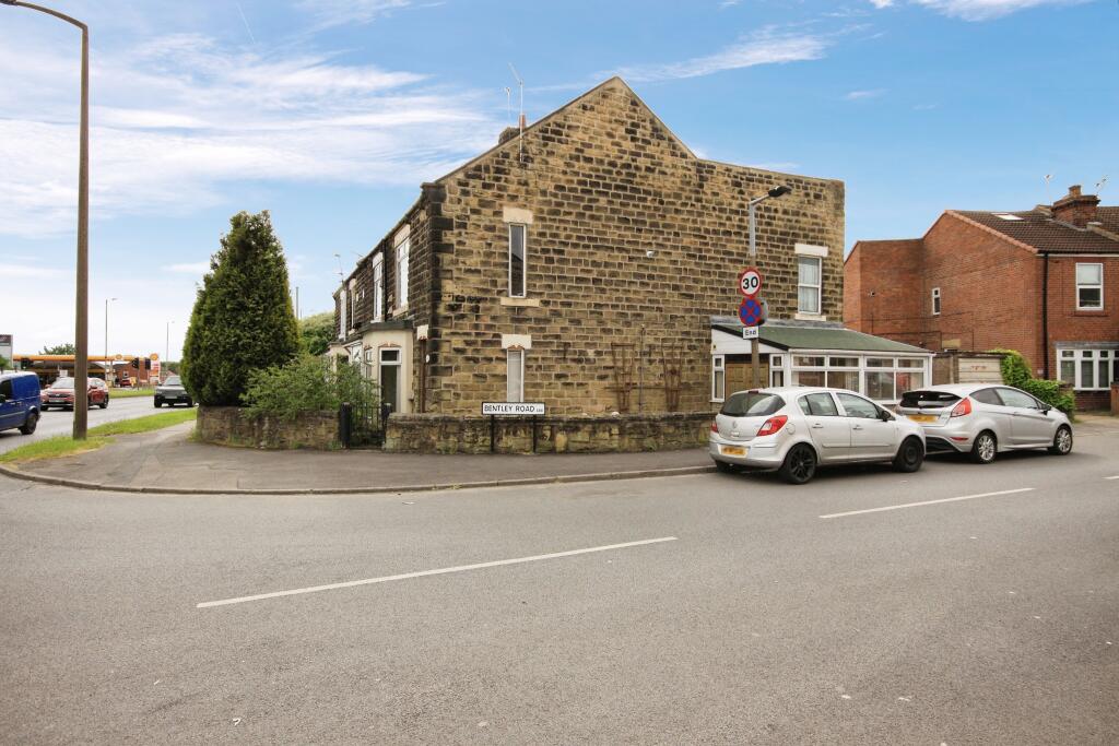 3 bedroom end of terrace house for sale in Bawtry Road, Bramley