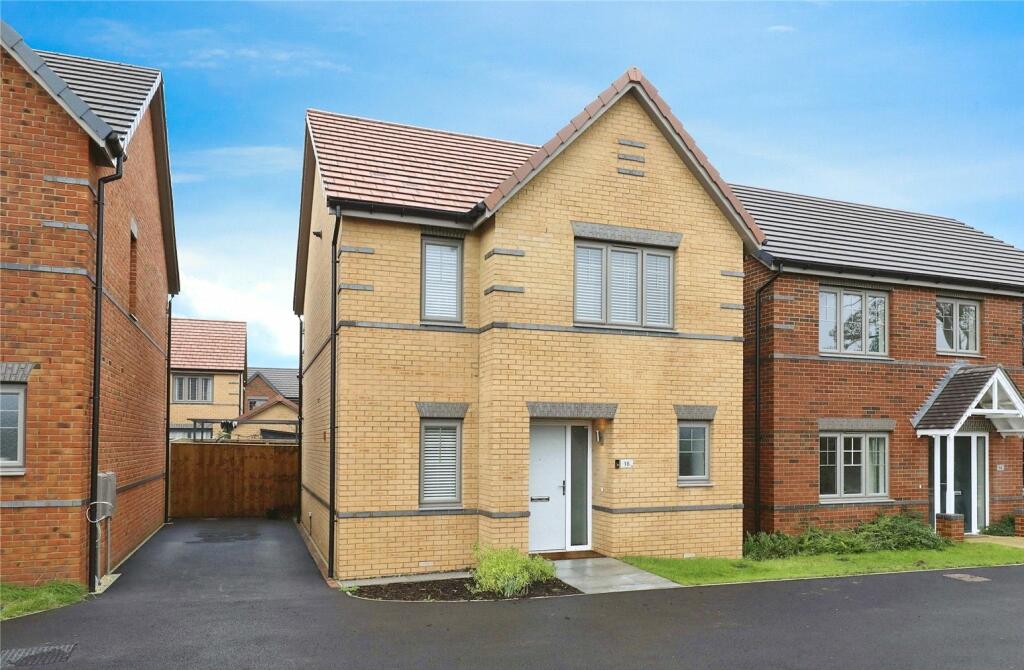 3 bedroom detached house for sale in Bluebell Close, Carltonin