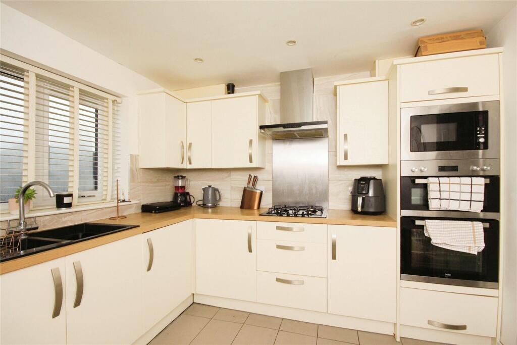 3 bedroom semidetached house for sale in Holly Crescent, Sunnyside