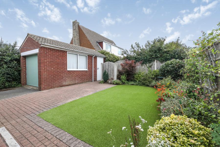 2 bedroom bungalow for sale in St. Albans Way, Wickersley, Rotherham