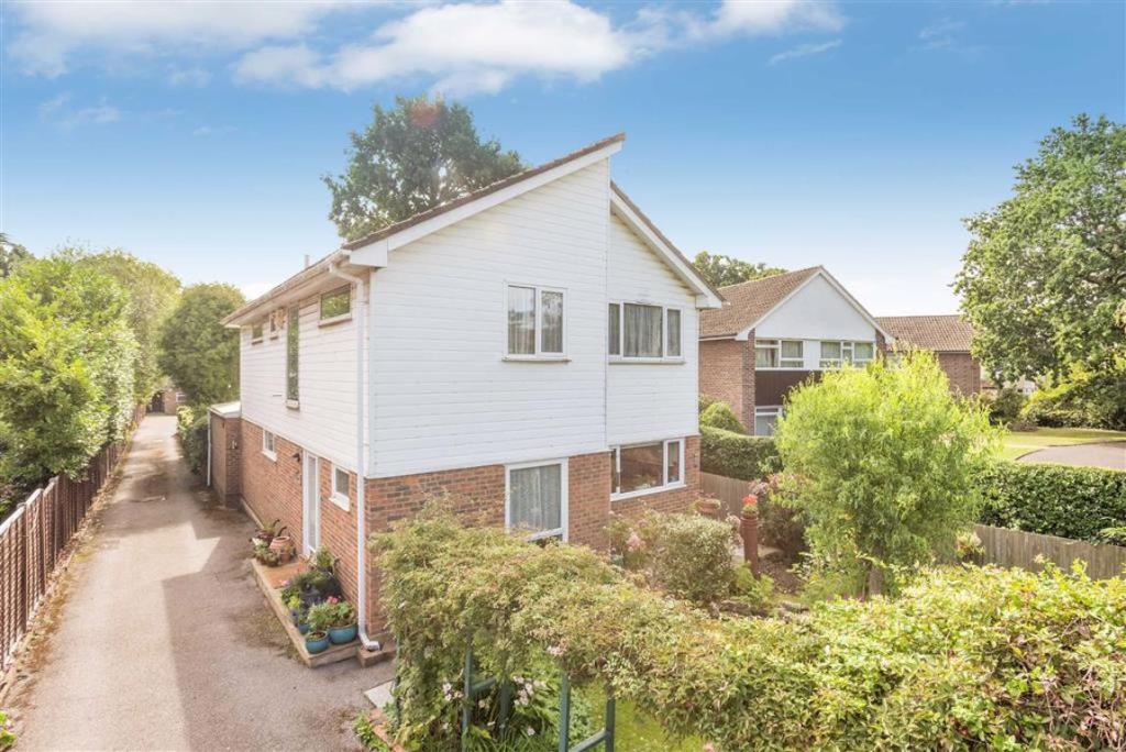 5 bedroom detached house for sale in Scotts Lane, Bromley, Kent, BR2