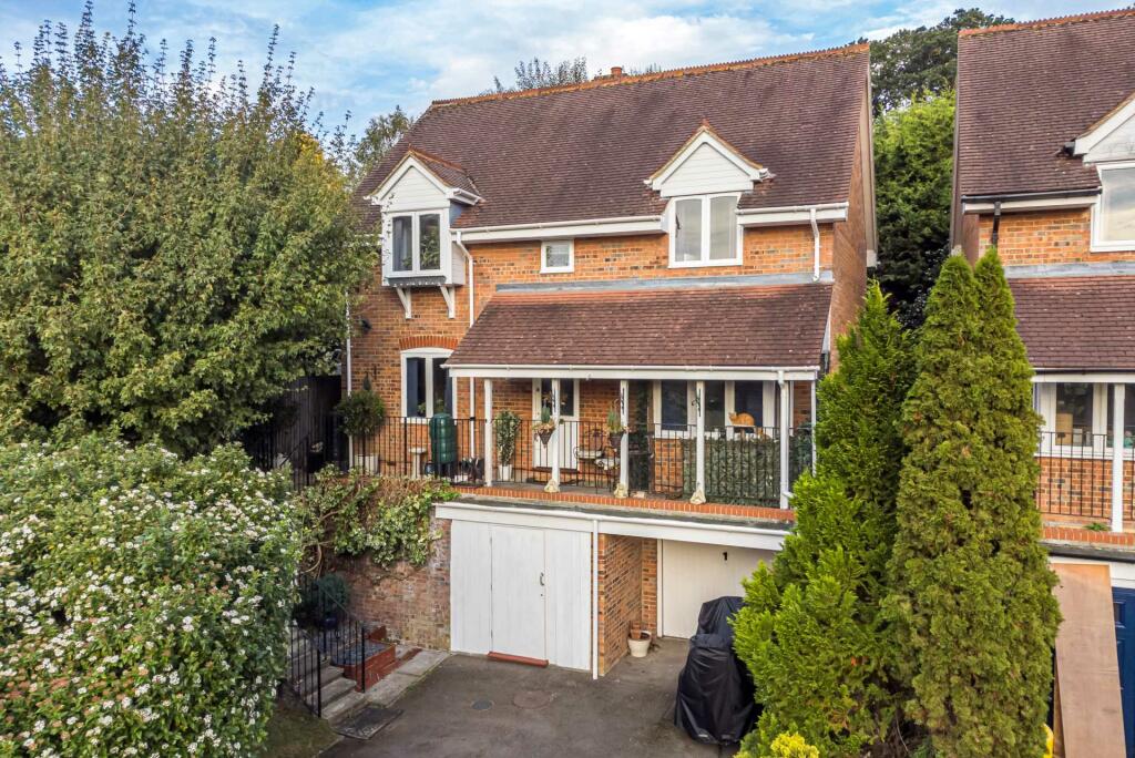 4 bedroom detached house for sale in Tredegar Road, Emmer Green, RG4