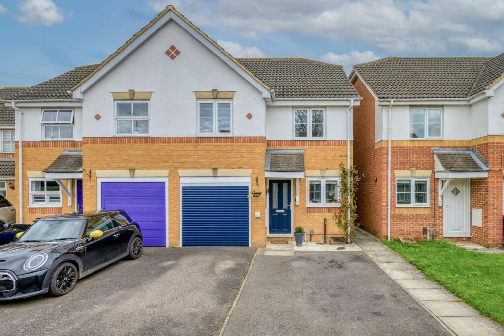 3 bedroom semi-detached house for sale in Denbeigh Place, Reading, RG1