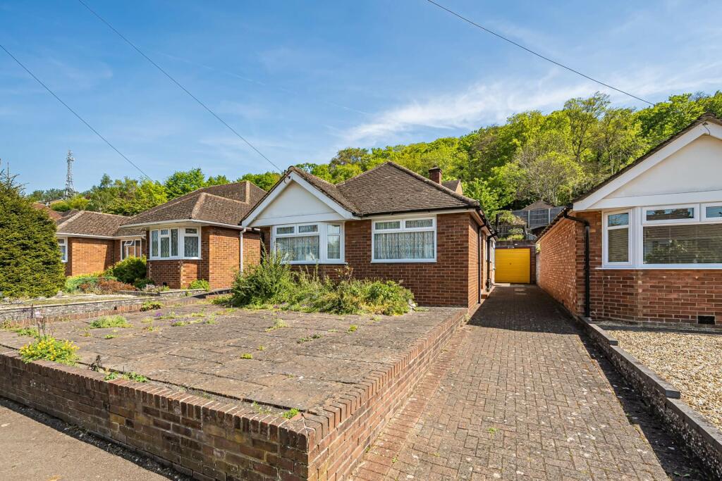 2 bedroom detached bungalow for sale in Hemdean Road, Caversham, RG4
