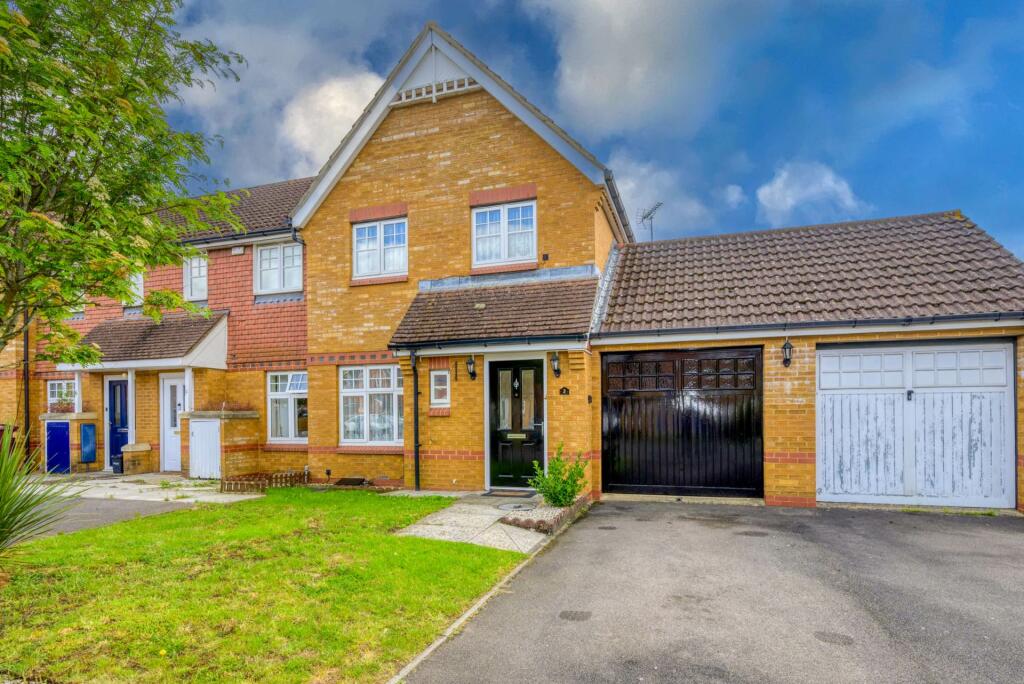 3 bedroom end of terrace house for sale in Clonmel Close, Caversham, RG4