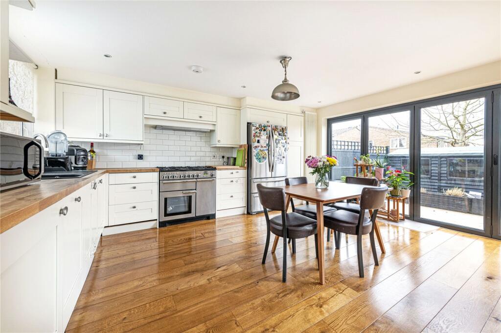 3 bedroom end of terrace house for sale in Cobham Close, SW11