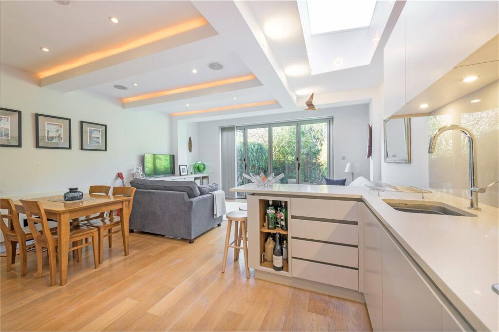 2 bedroom apartment for sale in Wroughton Road, SW11