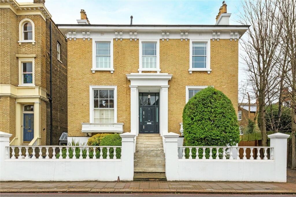 2 bedroom apartment for sale in North Side Wandsworth Common, SW18