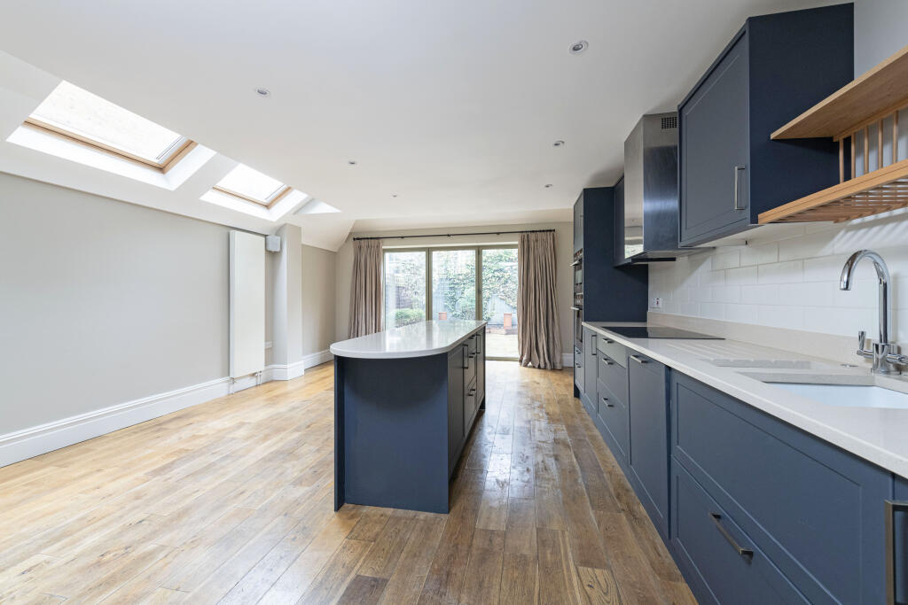 5 bedroom terraced house for rent in Bramfield Road, SW11