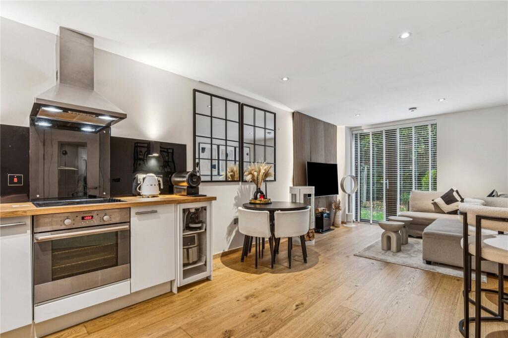 Main image of property: Petergate, SW11