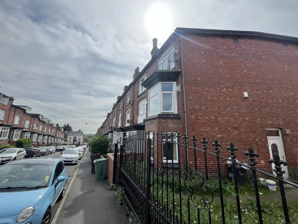 4 bedroom terraced house for rent in Manor Drive, Headingley, Leeds, West Yorkshire, LS6