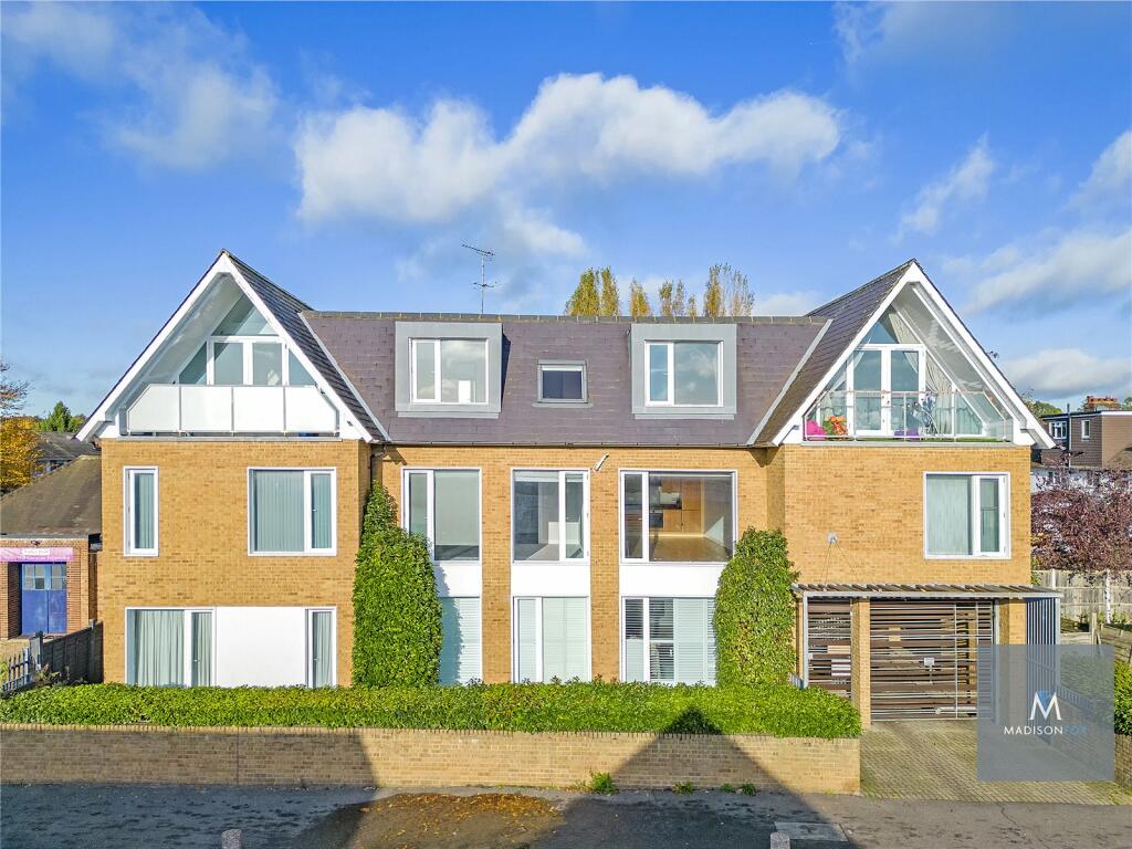 2 bedroom penthouse for sale in Valley Hill, Loughton, Essex, IG10
