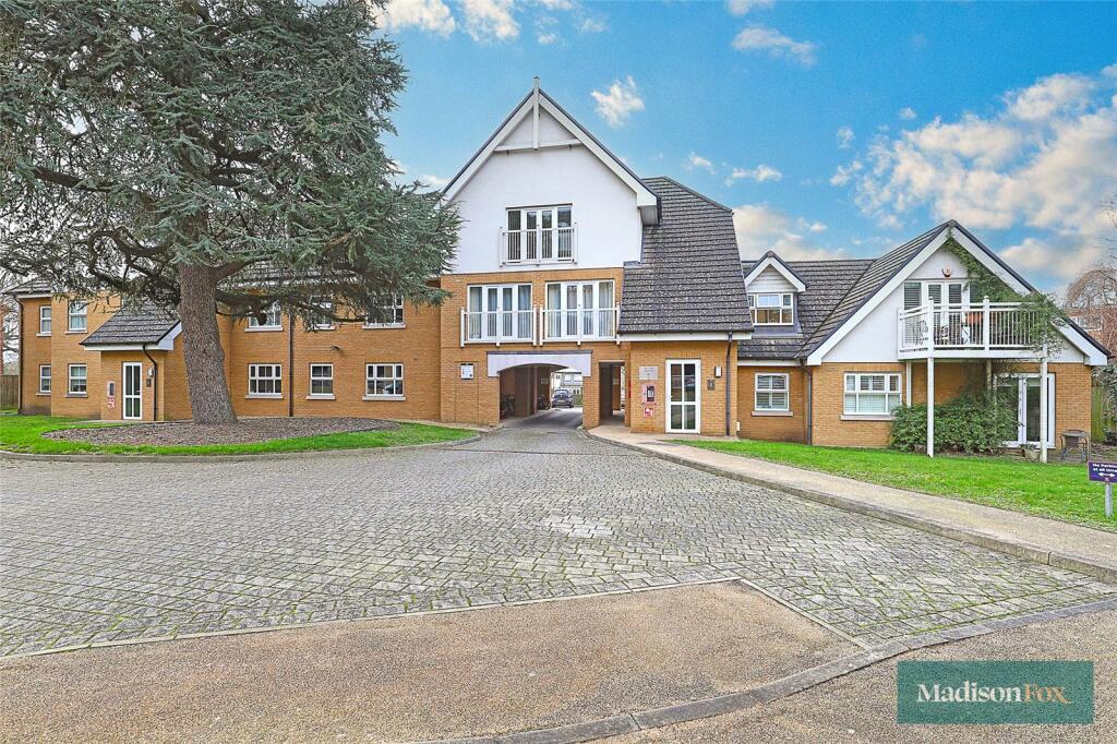 2 bedroom apartment for sale in High Road, Buckhurst Hill, Essex, IG9